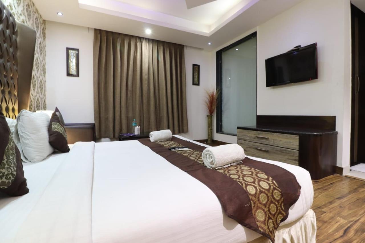 Hotel Waterfall Дели Экстерьер фото