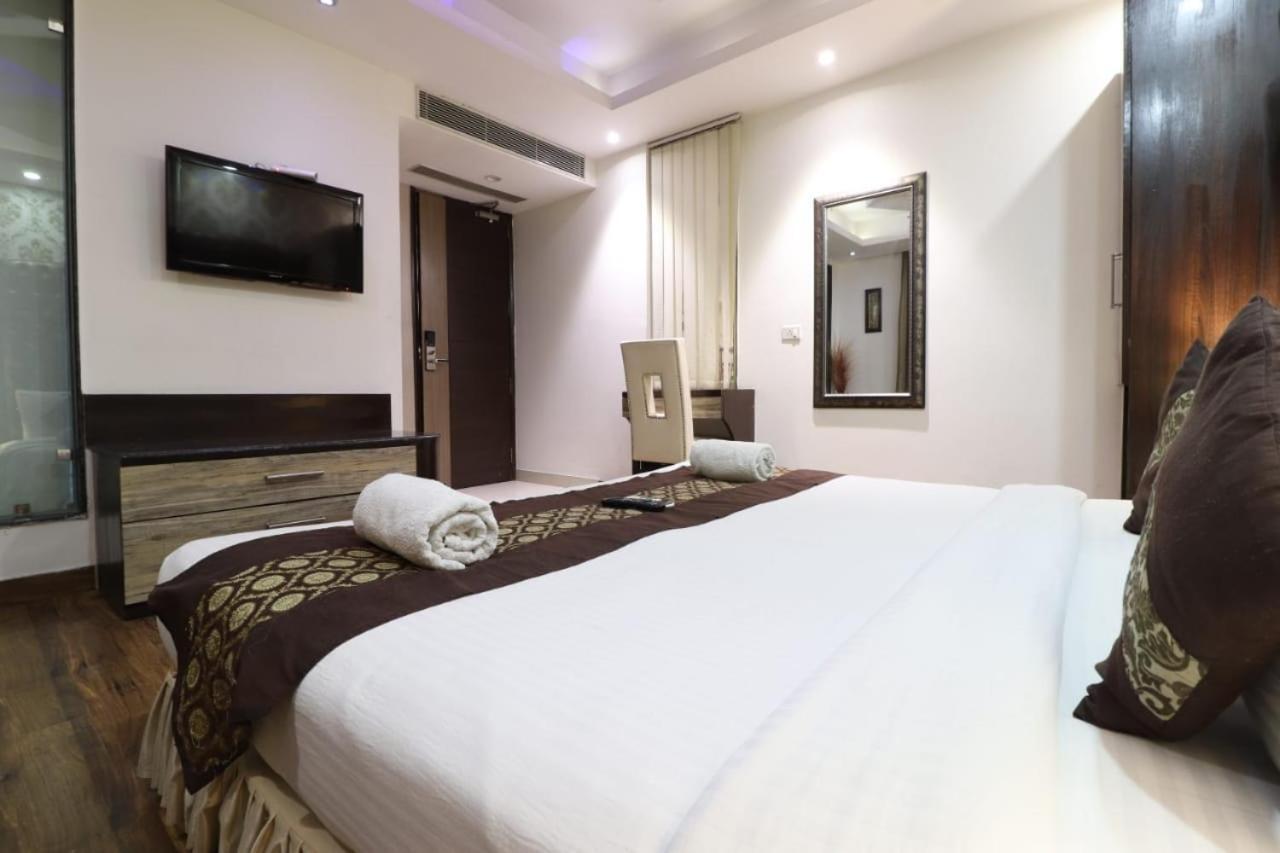 Hotel Waterfall Дели Экстерьер фото